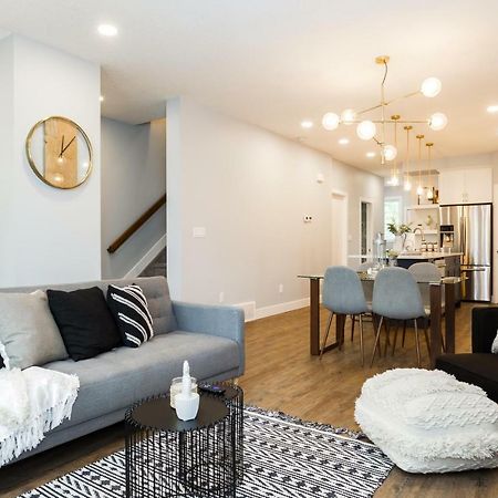 Contemporary Farmhouse Home - King Bed - Double Garage Parking - Free Wifi & Netflix - Long Stays Welcome Edmonton Eksteriør billede