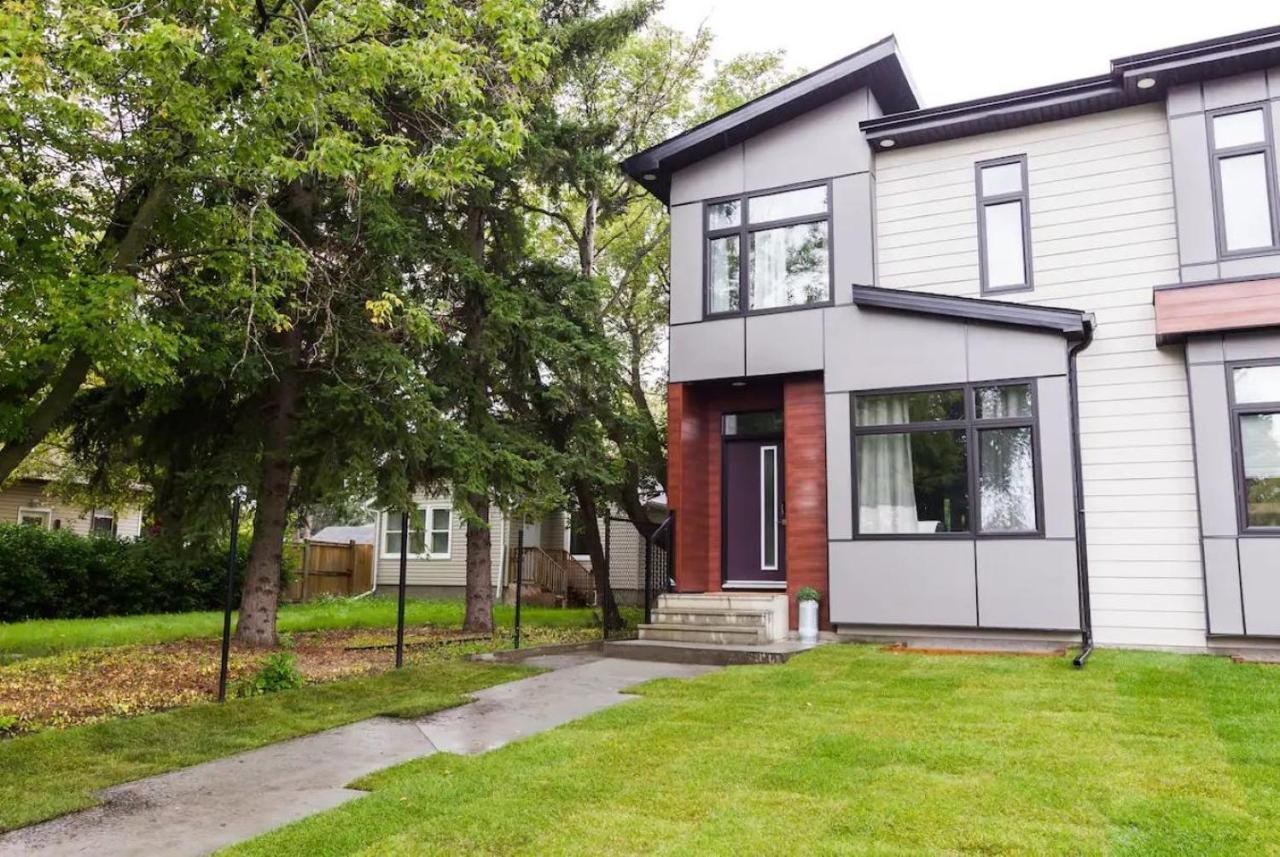 Contemporary Farmhouse Home - King Bed - Double Garage Parking - Free Wifi & Netflix - Long Stays Welcome Edmonton Eksteriør billede