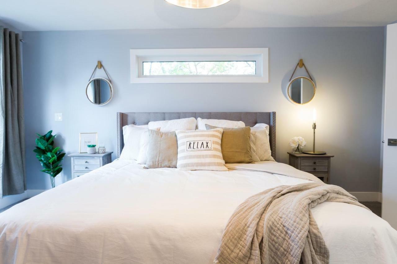 Contemporary Farmhouse Home - King Bed - Double Garage Parking - Free Wifi & Netflix - Long Stays Welcome Edmonton Eksteriør billede