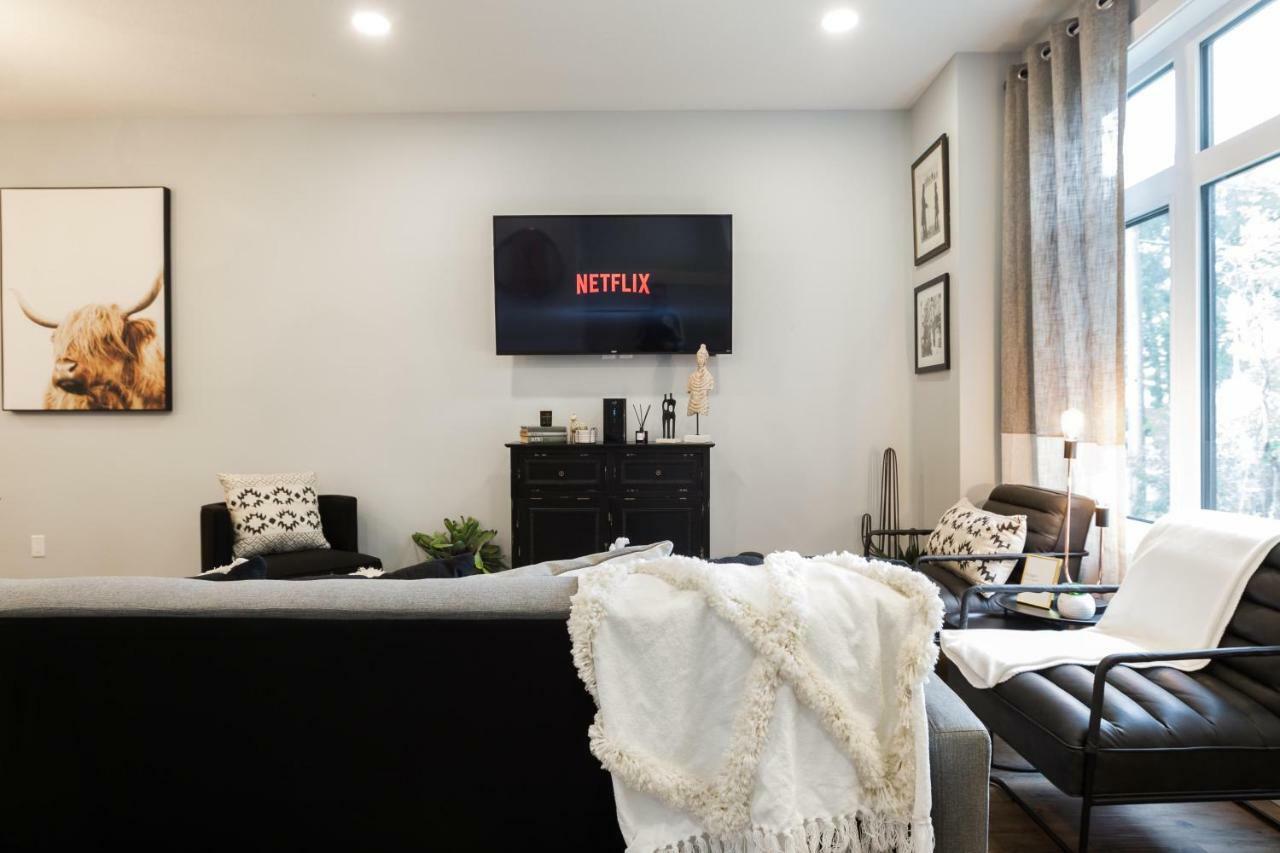 Contemporary Farmhouse Home - King Bed - Double Garage Parking - Free Wifi & Netflix - Long Stays Welcome Edmonton Eksteriør billede
