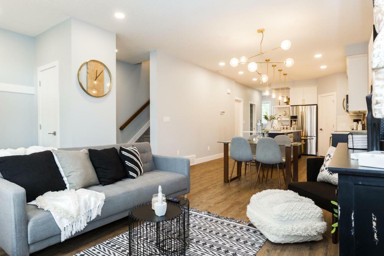 Contemporary Farmhouse Home - King Bed - Double Garage Parking - Free Wifi & Netflix - Long Stays Welcome Edmonton Eksteriør billede