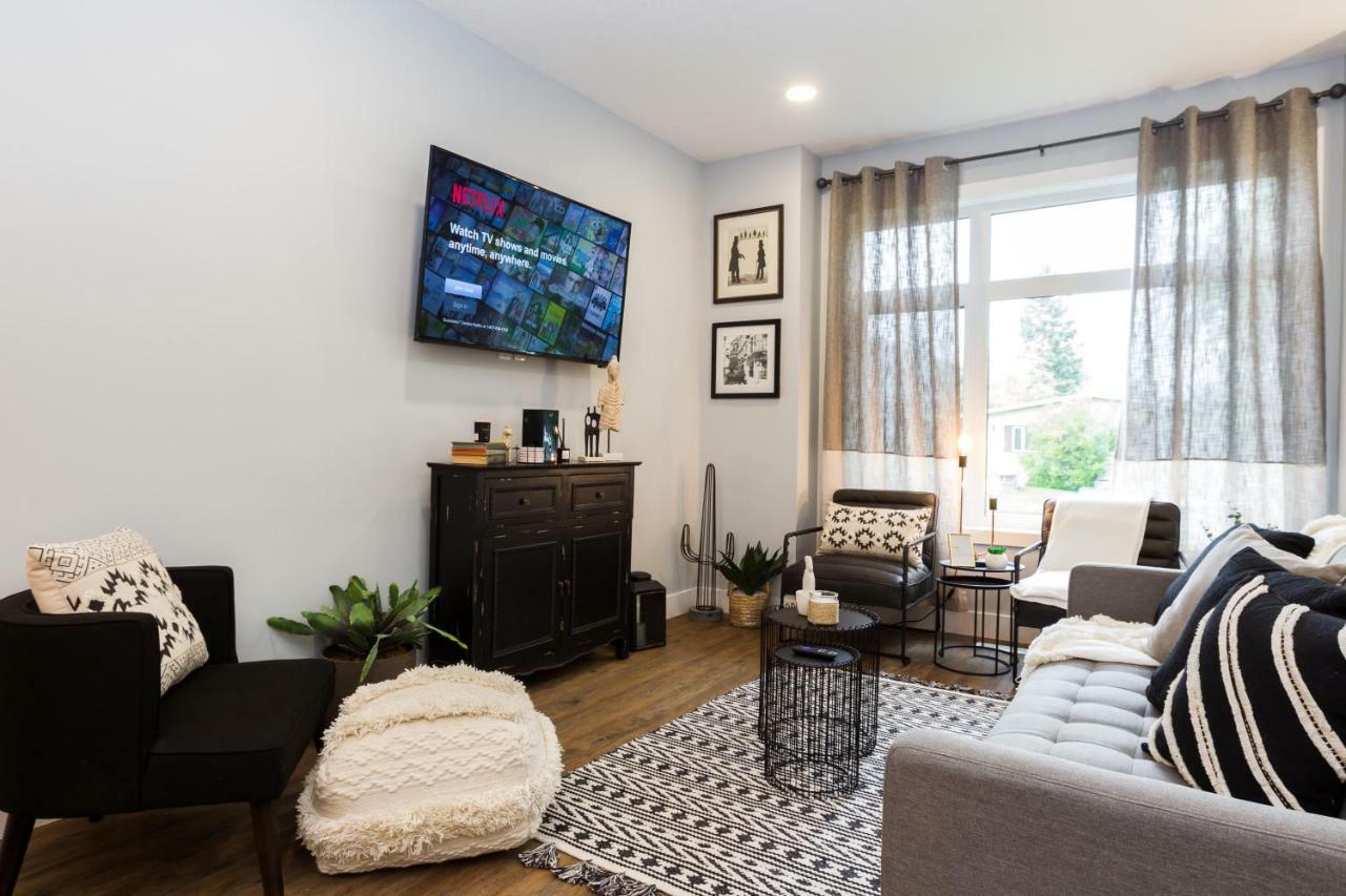 Contemporary Farmhouse Home - King Bed - Double Garage Parking - Free Wifi & Netflix - Long Stays Welcome Edmonton Eksteriør billede