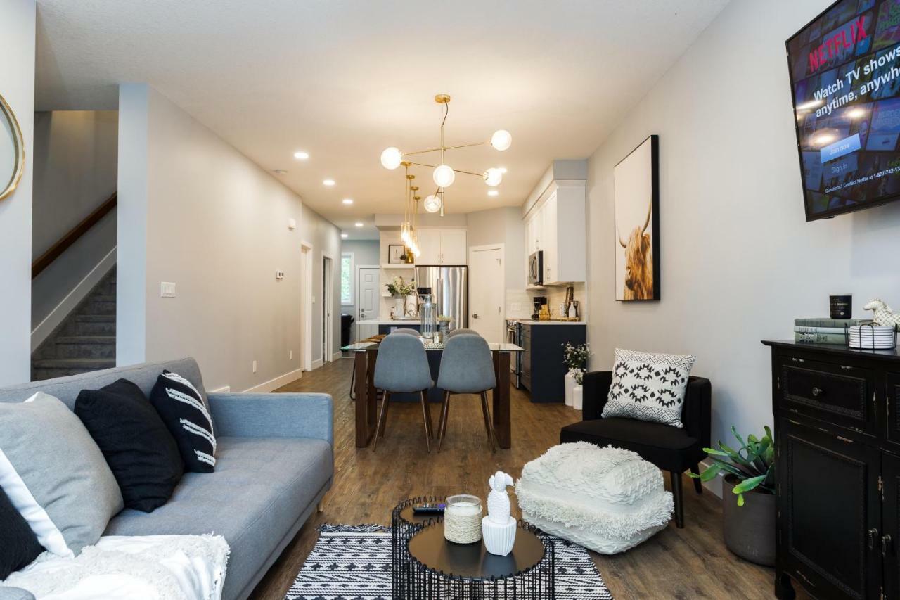 Contemporary Farmhouse Home - King Bed - Double Garage Parking - Free Wifi & Netflix - Long Stays Welcome Edmonton Eksteriør billede