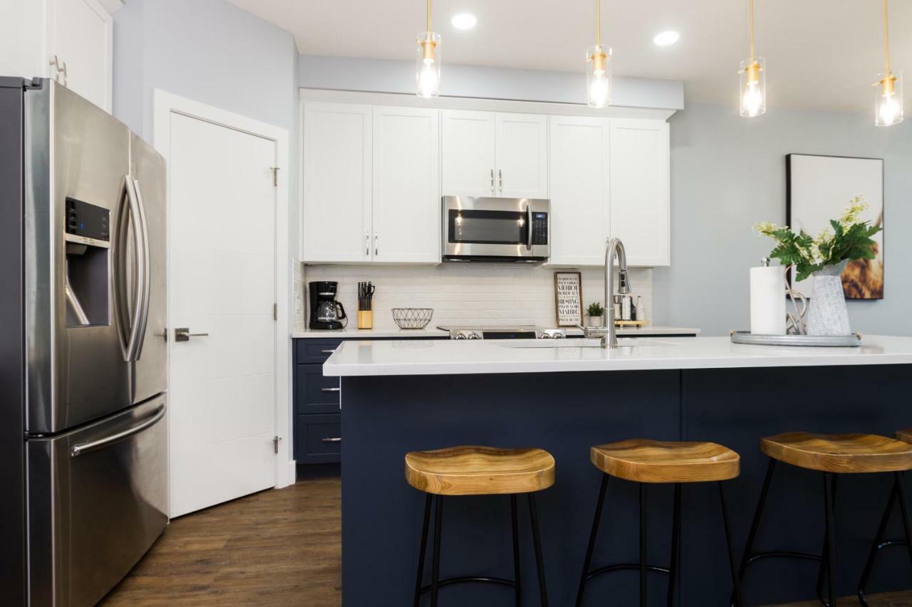 Contemporary Farmhouse Home - King Bed - Double Garage Parking - Free Wifi & Netflix - Long Stays Welcome Edmonton Eksteriør billede