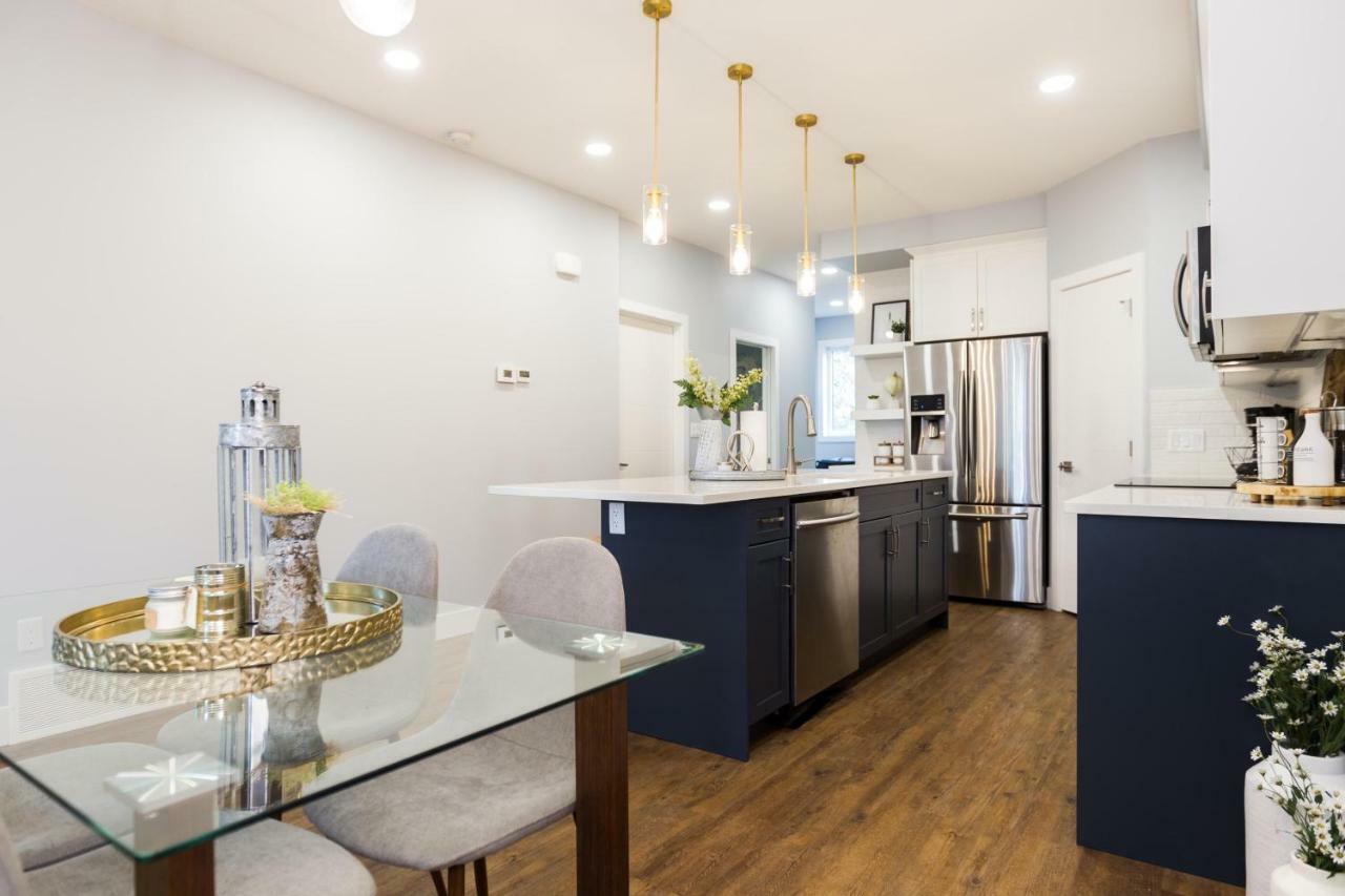 Contemporary Farmhouse Home - King Bed - Double Garage Parking - Free Wifi & Netflix - Long Stays Welcome Edmonton Eksteriør billede