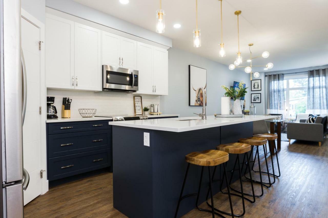 Contemporary Farmhouse Home - King Bed - Double Garage Parking - Free Wifi & Netflix - Long Stays Welcome Edmonton Eksteriør billede