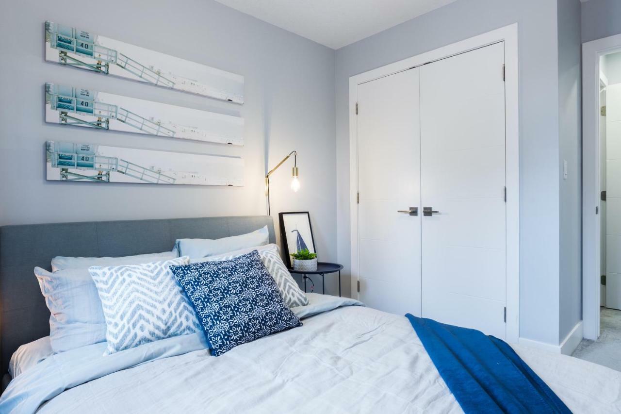 Contemporary Farmhouse Home - King Bed - Double Garage Parking - Free Wifi & Netflix - Long Stays Welcome Edmonton Eksteriør billede