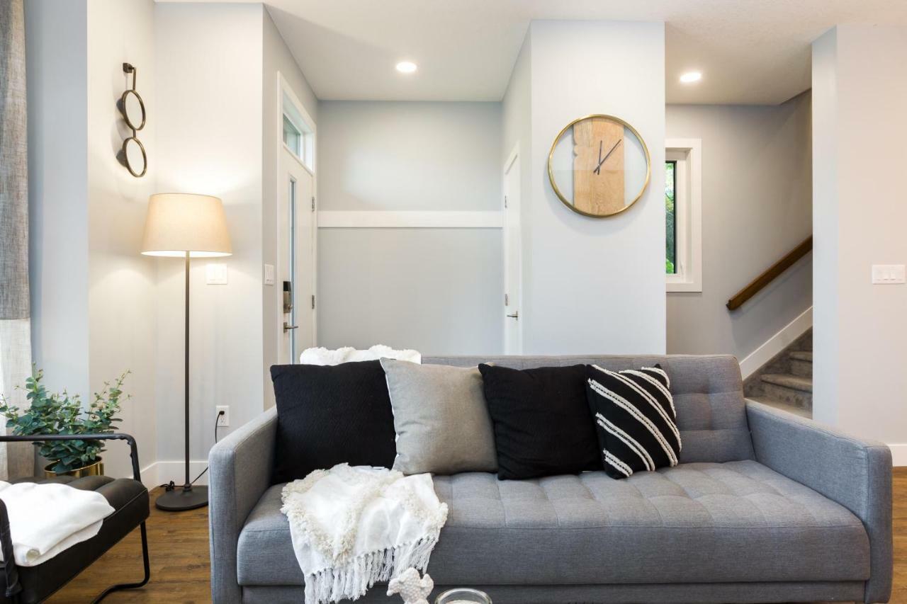 Contemporary Farmhouse Home - King Bed - Double Garage Parking - Free Wifi & Netflix - Long Stays Welcome Edmonton Eksteriør billede