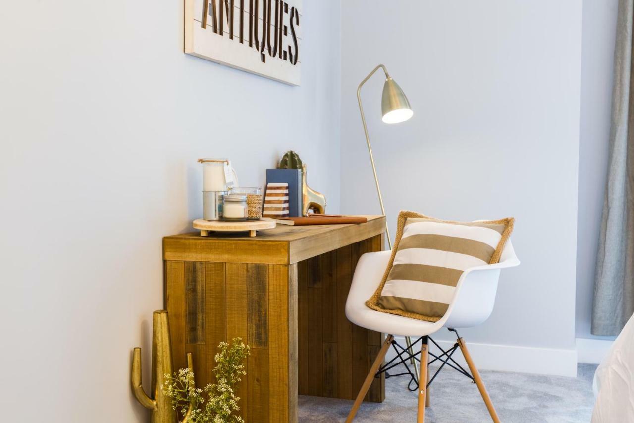 Contemporary Farmhouse Home - King Bed - Double Garage Parking - Free Wifi & Netflix - Long Stays Welcome Edmonton Eksteriør billede