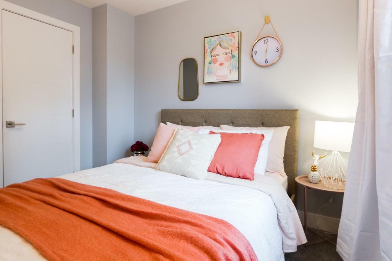Contemporary Farmhouse Home - King Bed - Double Garage Parking - Free Wifi & Netflix - Long Stays Welcome Edmonton Eksteriør billede