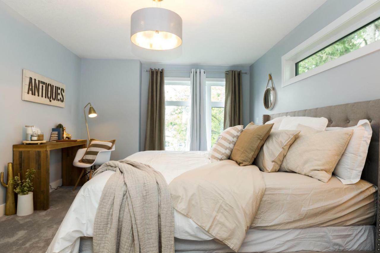 Contemporary Farmhouse Home - King Bed - Double Garage Parking - Free Wifi & Netflix - Long Stays Welcome Edmonton Eksteriør billede
