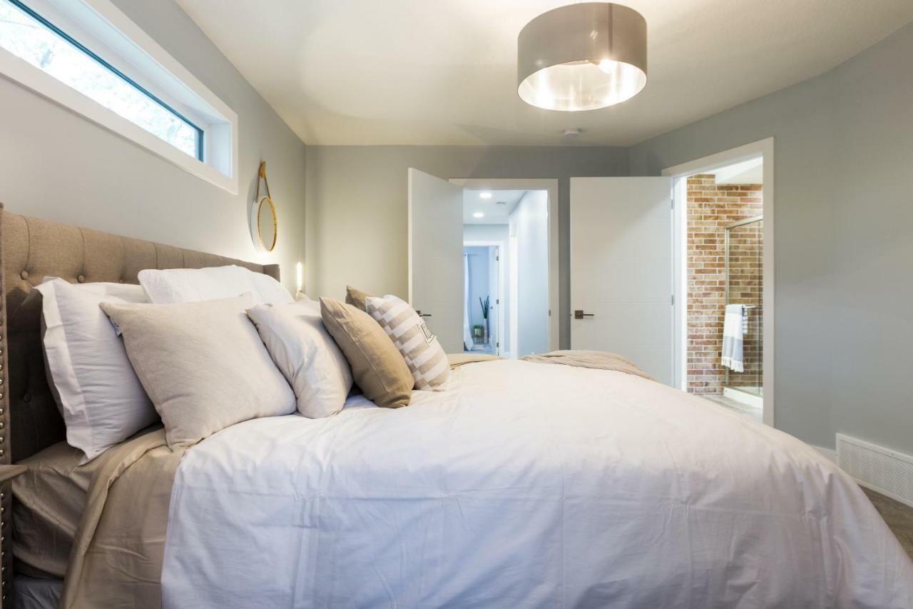 Contemporary Farmhouse Home - King Bed - Double Garage Parking - Free Wifi & Netflix - Long Stays Welcome Edmonton Eksteriør billede