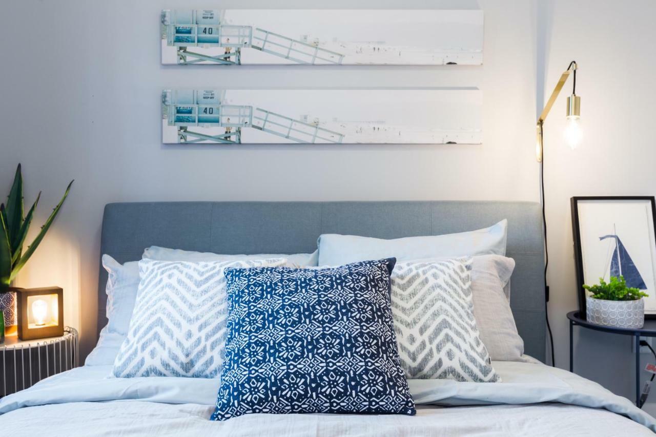 Contemporary Farmhouse Home - King Bed - Double Garage Parking - Free Wifi & Netflix - Long Stays Welcome Edmonton Eksteriør billede