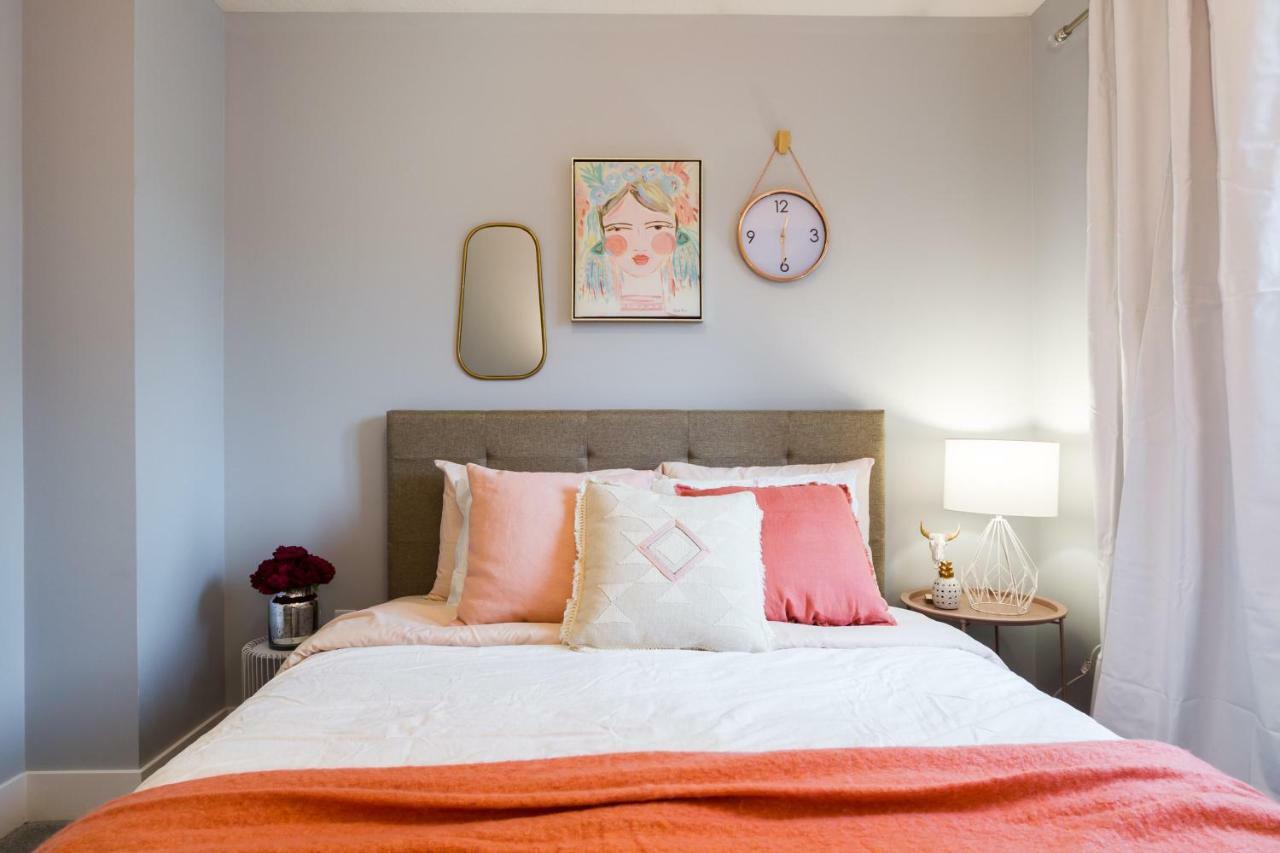 Contemporary Farmhouse Home - King Bed - Double Garage Parking - Free Wifi & Netflix - Long Stays Welcome Edmonton Eksteriør billede