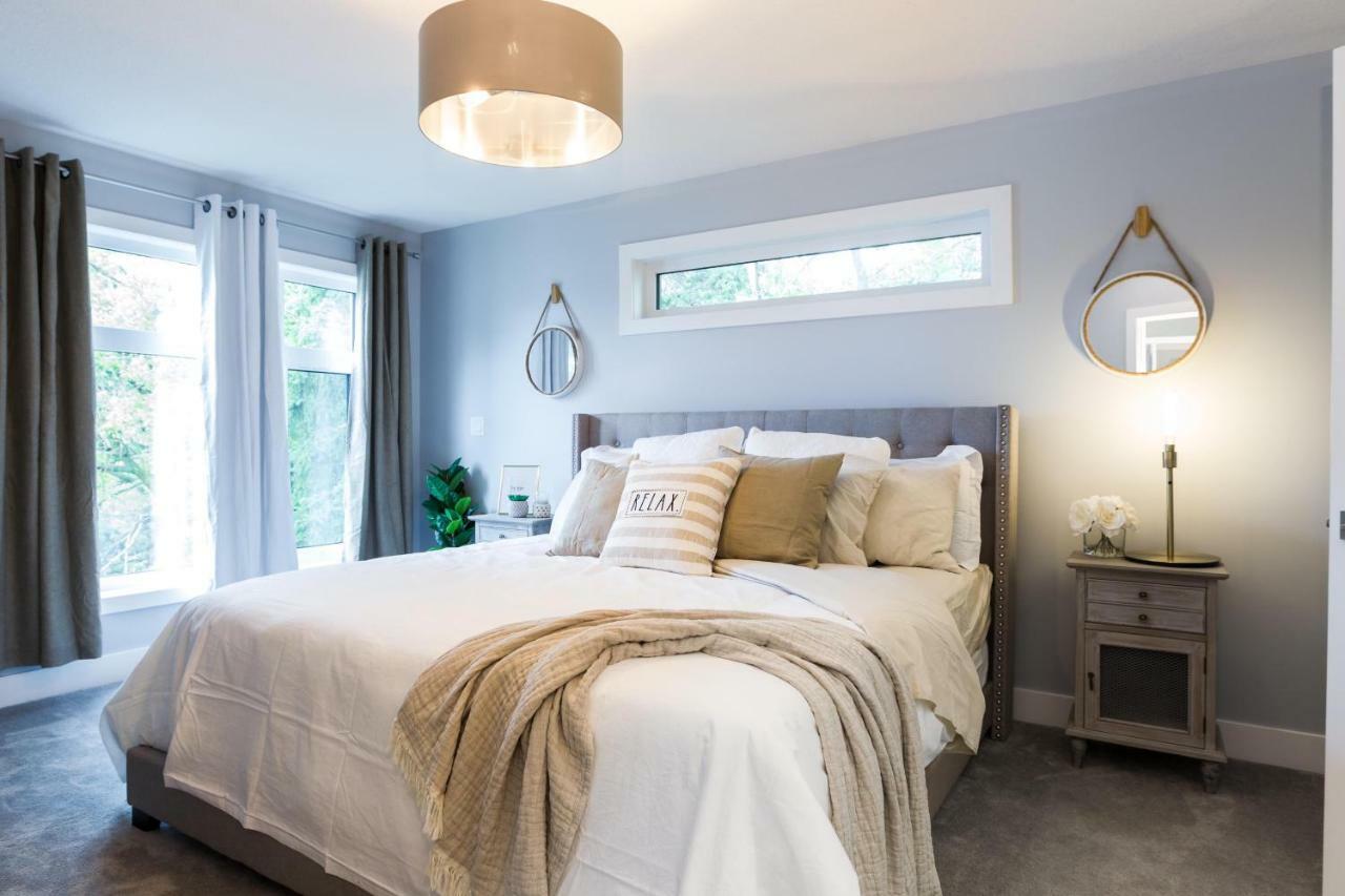Contemporary Farmhouse Home - King Bed - Double Garage Parking - Free Wifi & Netflix - Long Stays Welcome Edmonton Eksteriør billede