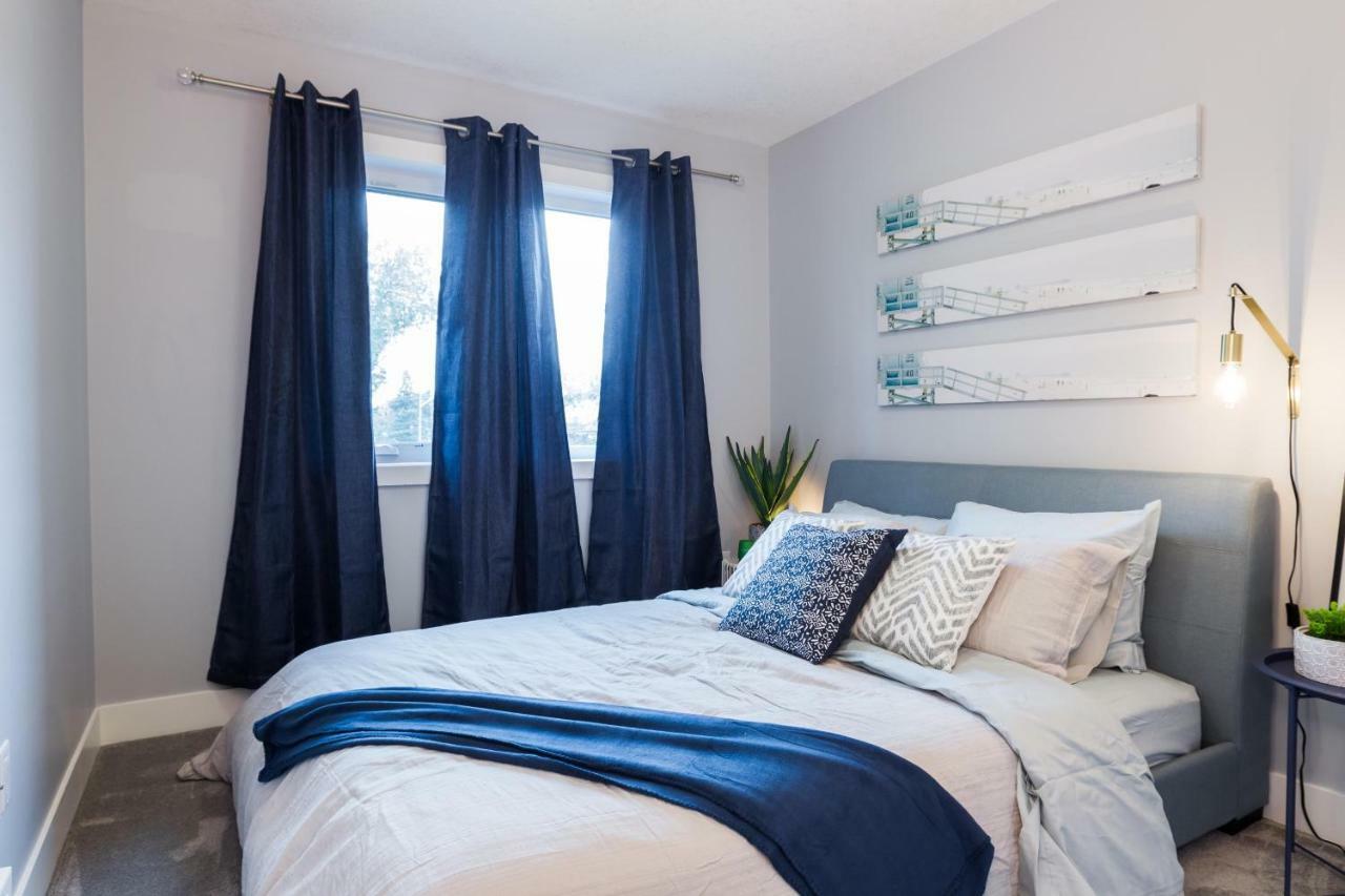Contemporary Farmhouse Home - King Bed - Double Garage Parking - Free Wifi & Netflix - Long Stays Welcome Edmonton Eksteriør billede