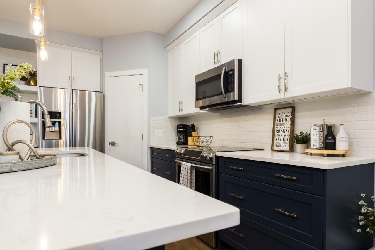 Contemporary Farmhouse Home - King Bed - Double Garage Parking - Free Wifi & Netflix - Long Stays Welcome Edmonton Eksteriør billede